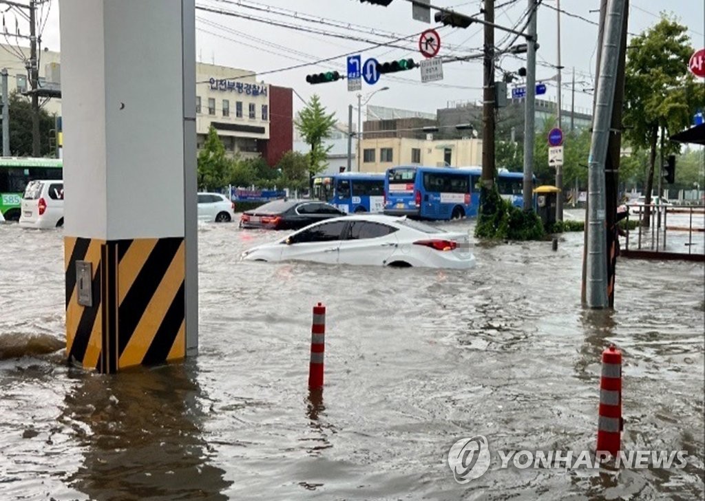 폭우에 빈집 벽 무너져…인천서 이재민 40여명 발생