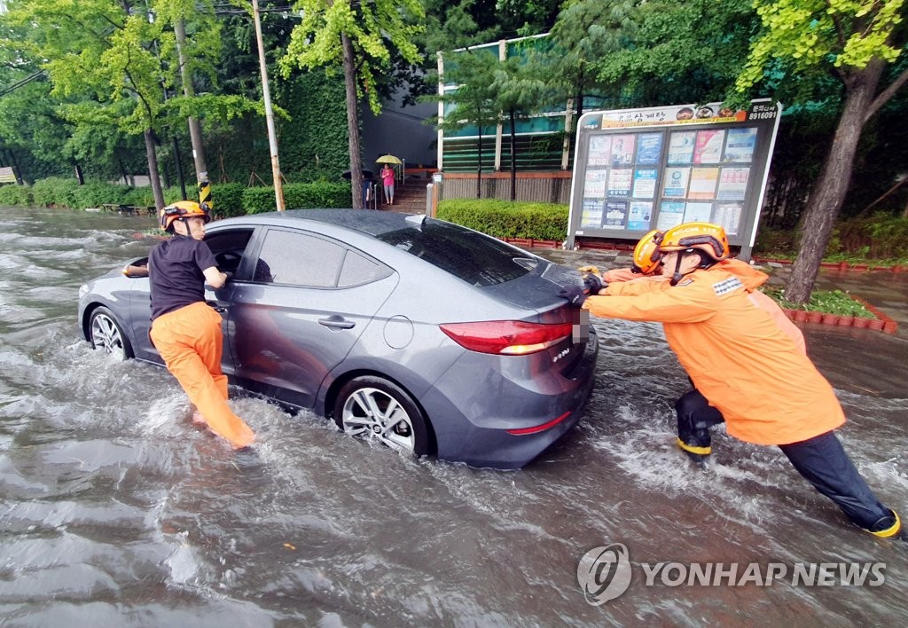 서울 관악구 도림천 범람…산사태 경보도 발령