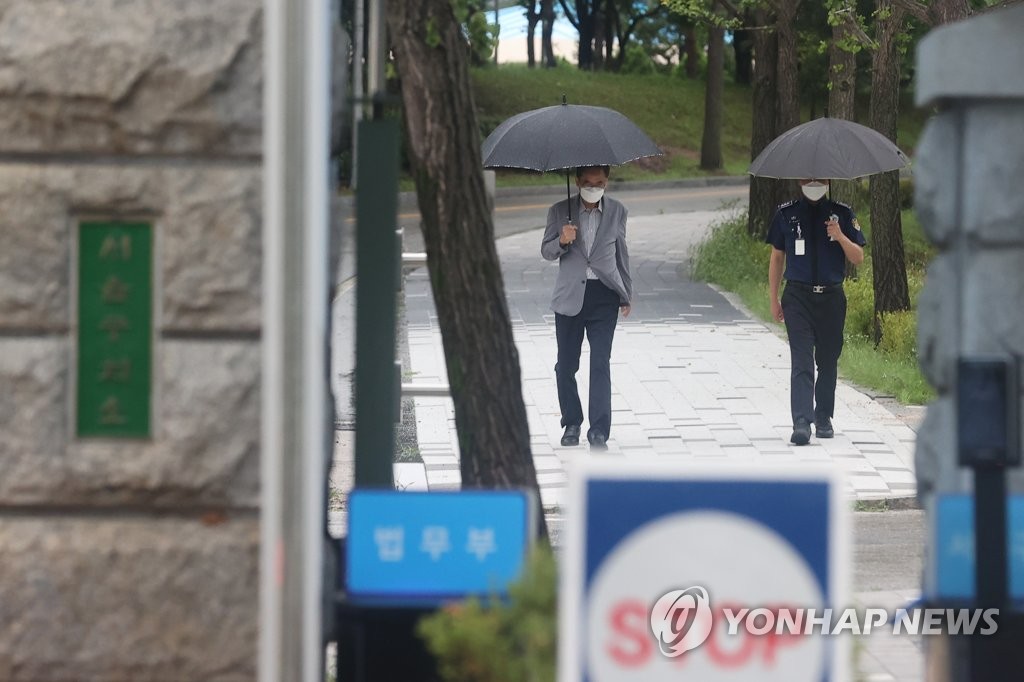 곽상도 구속 185일 만에 보석 석방…"로비 한 적 없다"(종합)