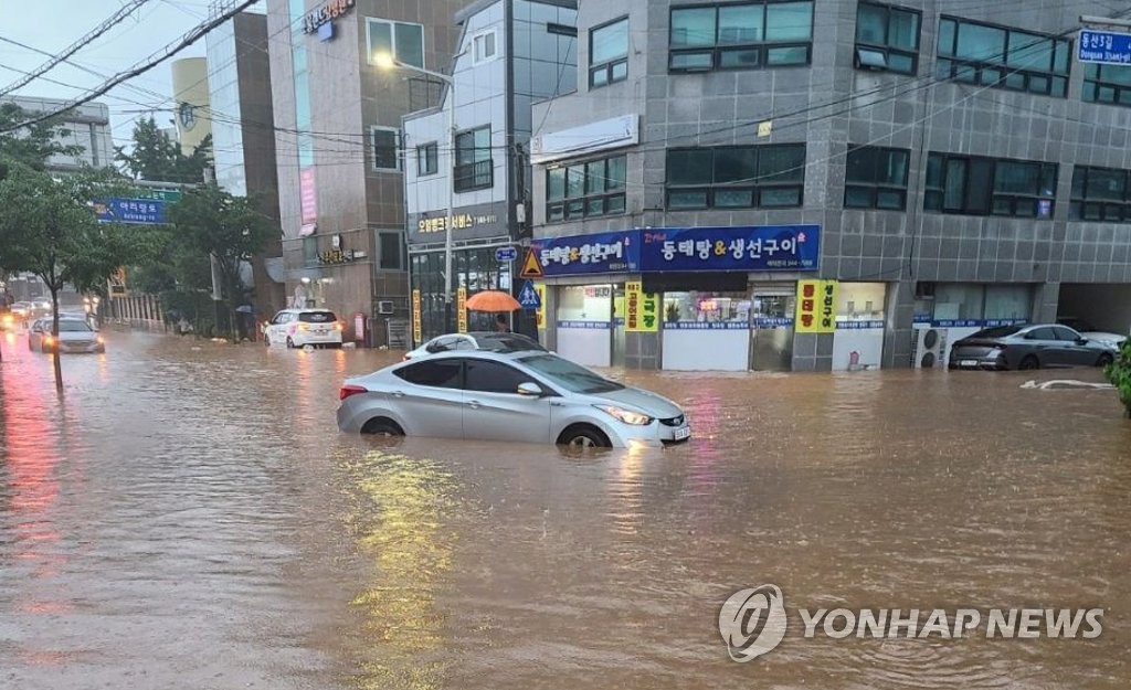 [중부 집중호우] '폭우 소강' 경기도 호우특보 해제…응급복구 총력