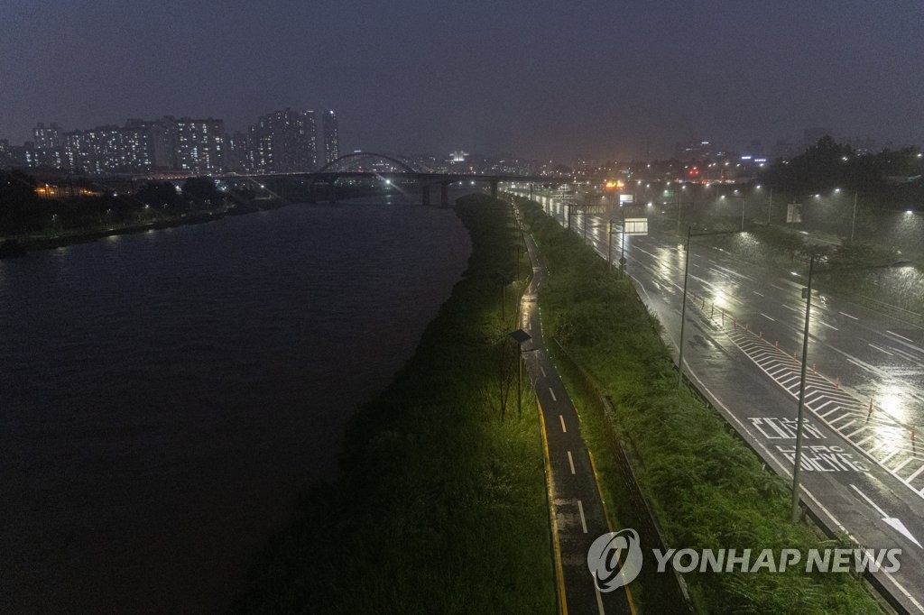 서울 동부간선도로 전면 통제…"중랑천 수위 상승"(종합)