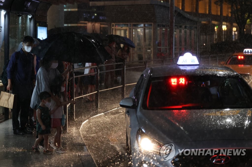 폭우에 강남 일대 물바다…지하철 일부 멈추고 곳곳 정전(종합)