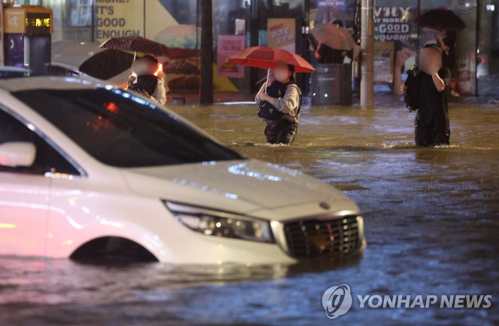 서울·경기 호우피해에 중대본 3단계 격상…위기경보 '심각'