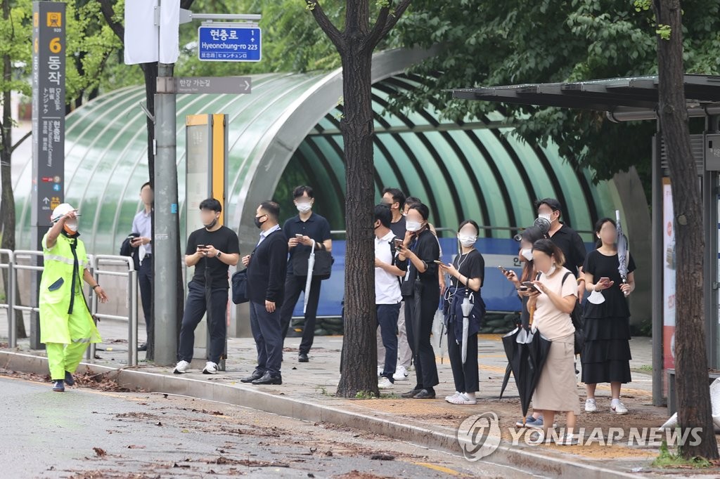 "지하철 끊겼다는데 안내도 없어"…폭우 속 교통대란 키웠다