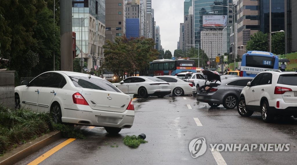 장마 끝난줄 알았는데…단 하루 폭우에 차량 1천여대 침수