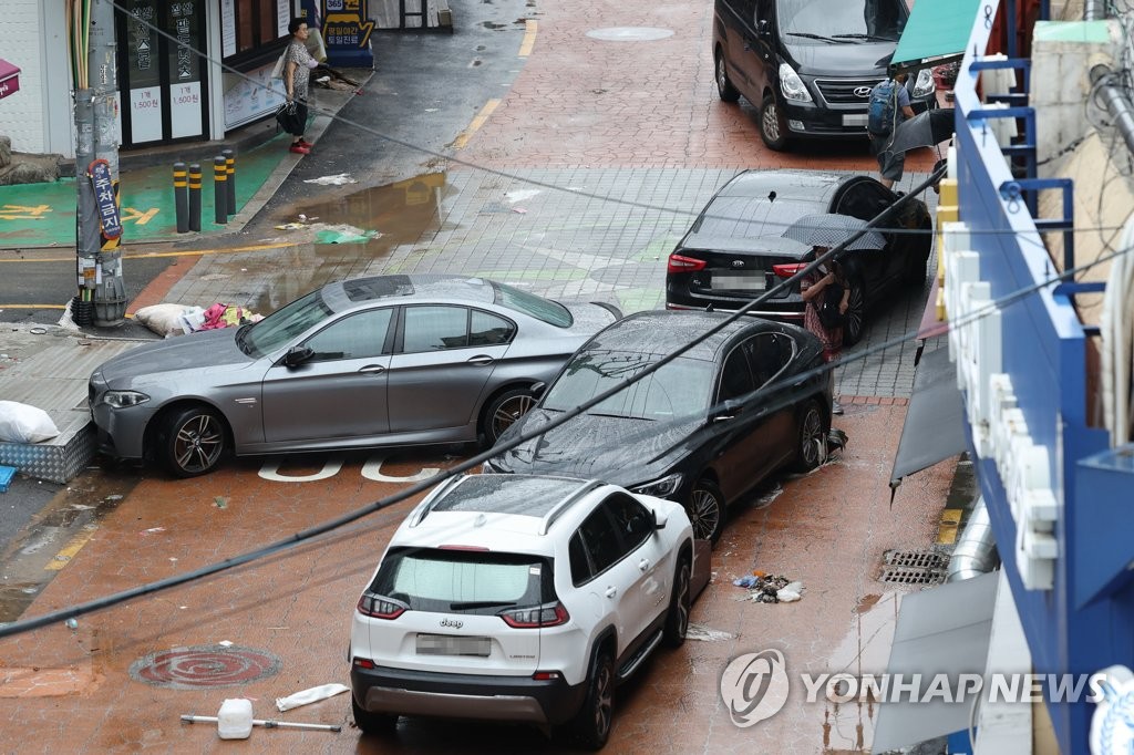 폭우에 '억'소리가 나는 침수 차량들…페라리에 포르쉐까지