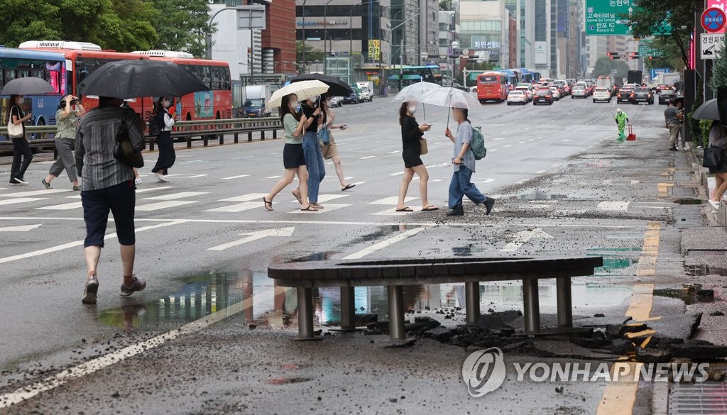 도로 꺼지고 건물 잠기고…물벼락 쏟아진 서울 도심 마비