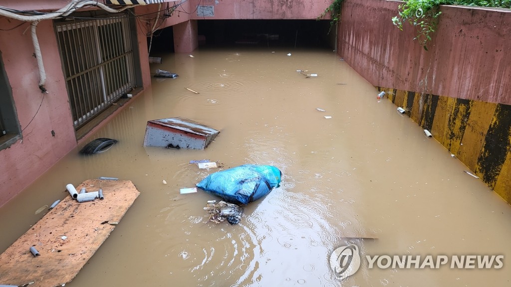 [중부 집중호우] 도심 곳곳 전쟁터 같은 상흔…인명피해도 속출(종합)