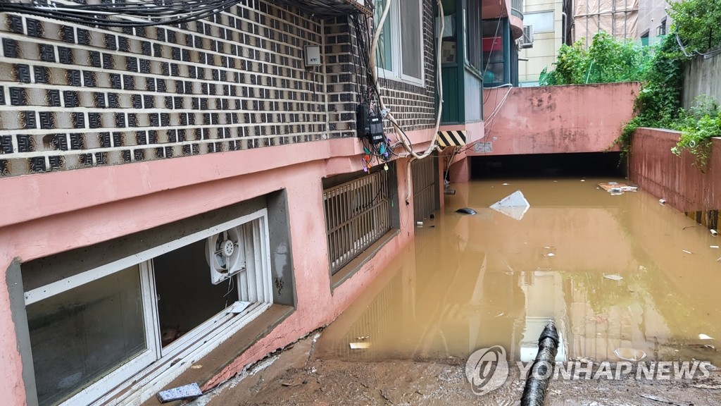 [속보] 중대본 "서울·경기 호우 사망자 8명으로 1명 늘어…실종은 6명"