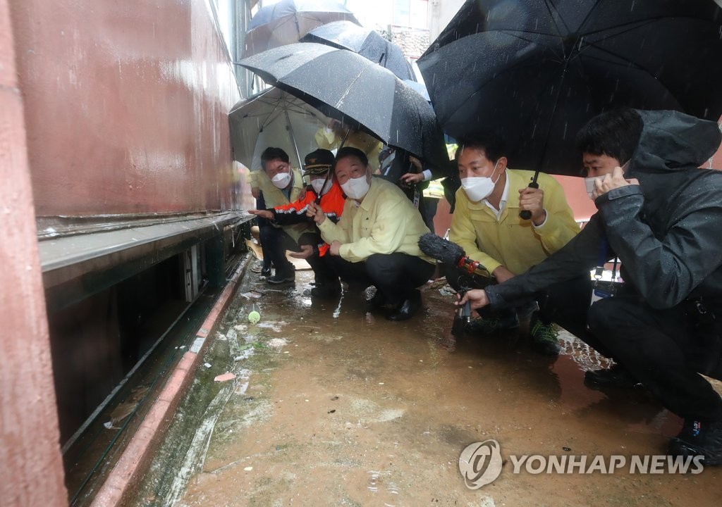 "하천 관리가 문제"…'발달장애 가족 참변' 반지하 찾은 尹(종합)