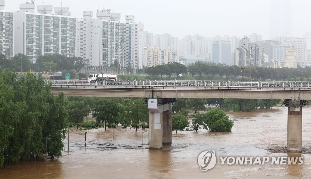 [중부 집중호우] 한전 "집중호우로 1만2천여호 정전…95% 복구"(종합)