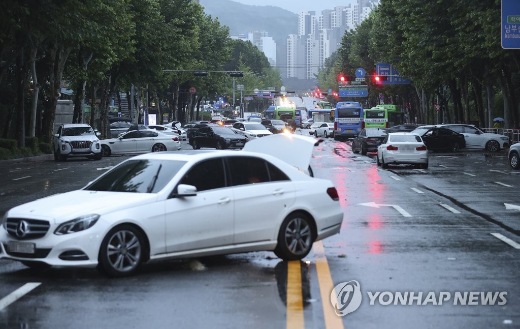 폭우에 '억'소리가 나는 침수 차량들…페라리에 포르쉐까지