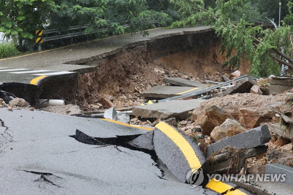 [중부 집중호우] 수도권·강원 학교 29곳 피해…침수·싱크홀 등