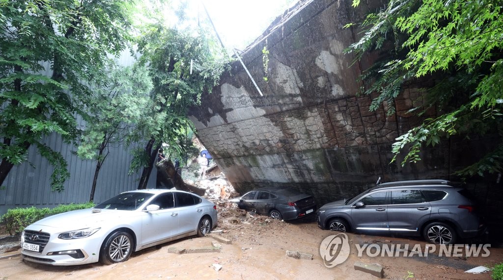 尹, 아파트 옹벽 붕괴현장 방문…이재민에 "안전, 정부 책임"