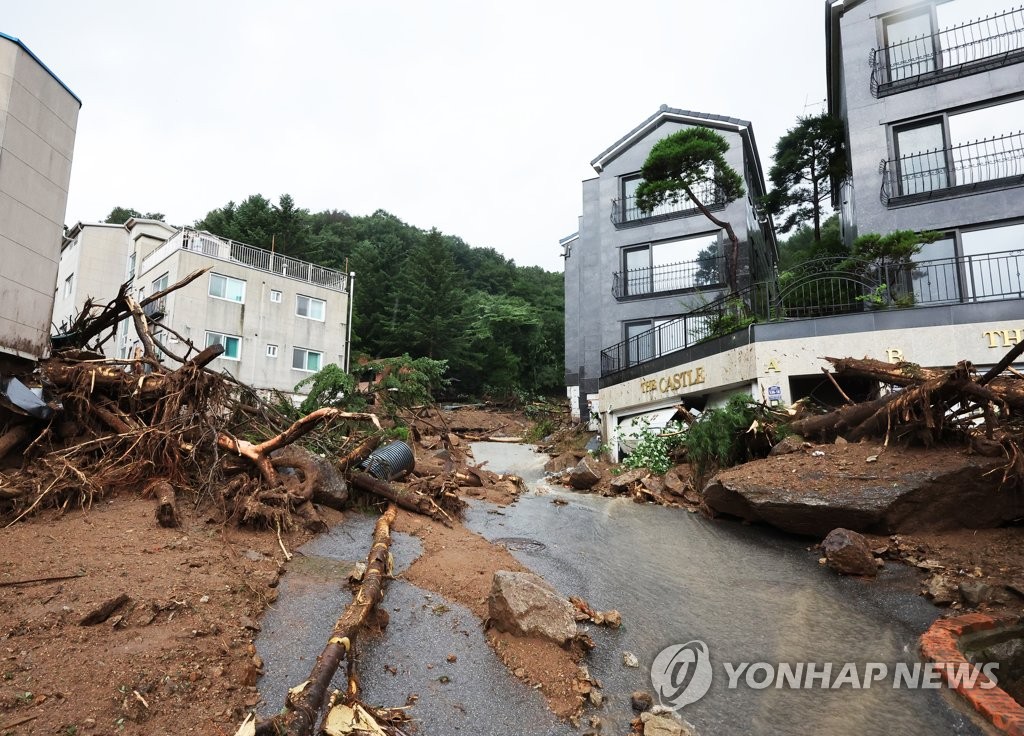 [중부 집중호우] 18시간 고립 남한산성마을…구호품 산 타고 넘어 전달