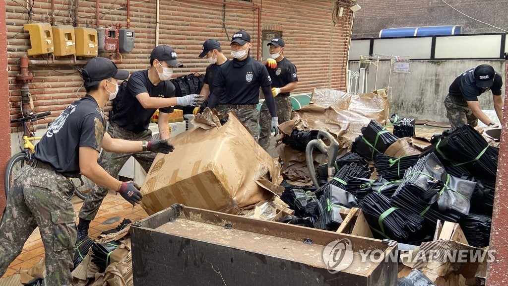 폭우 휩쓴 골목마다 쓰레기 산더미…처리는 막막