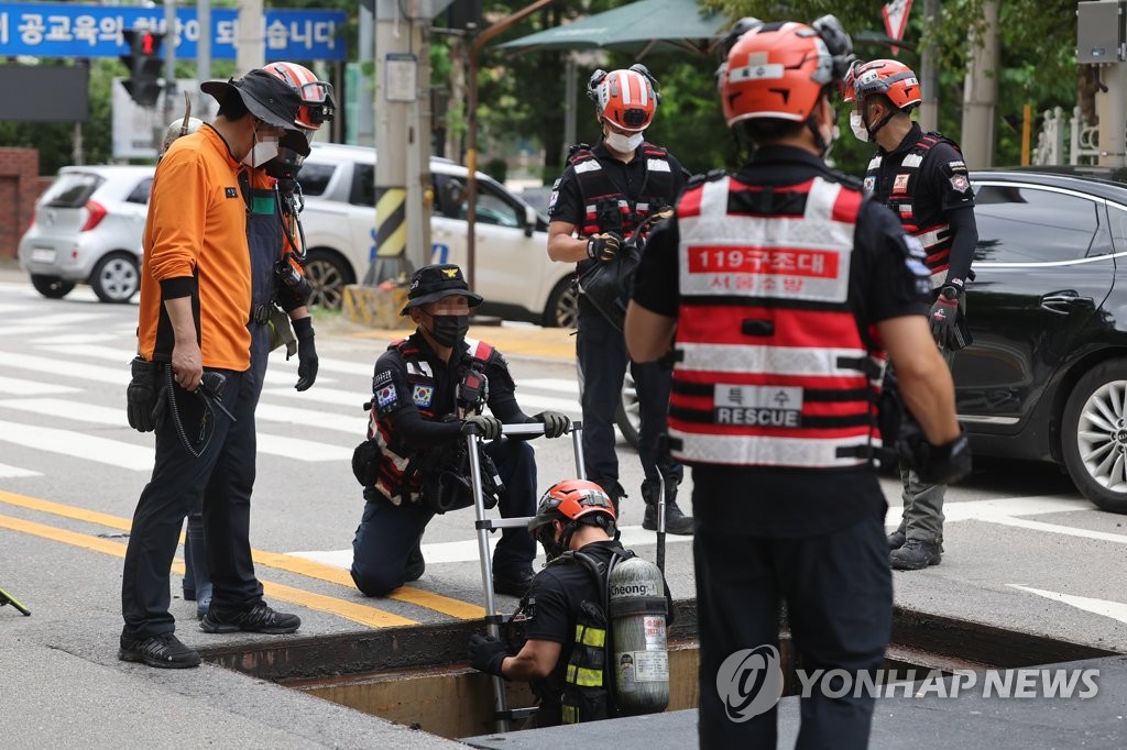 '폭우 속 지뢰' 맨홀, 잠금장치도 무용지물…안전조치 시급