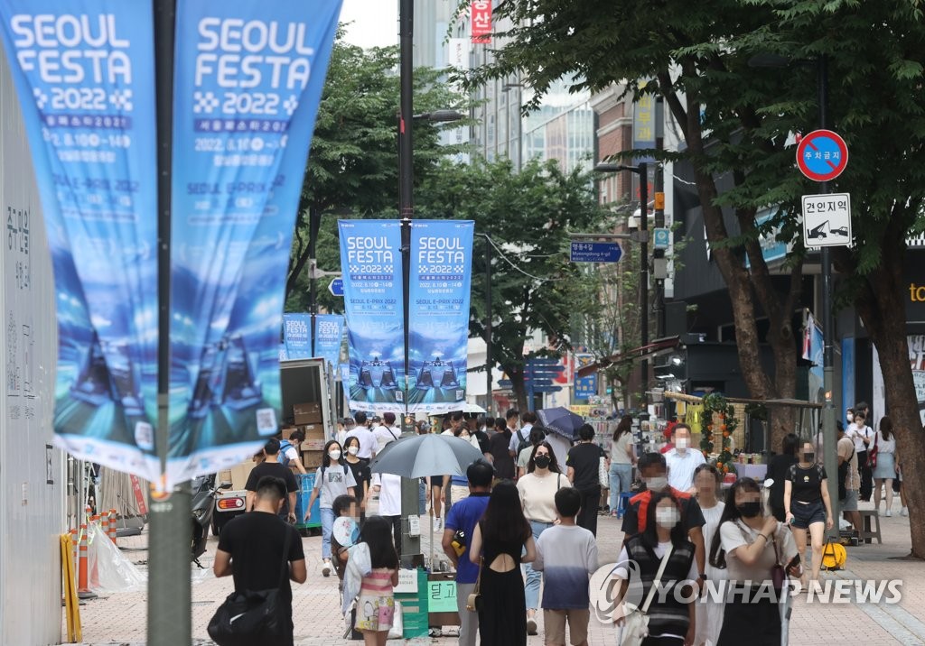 물건은 덜 샀지만 서비스업은 호조…소비 정말 줄었나