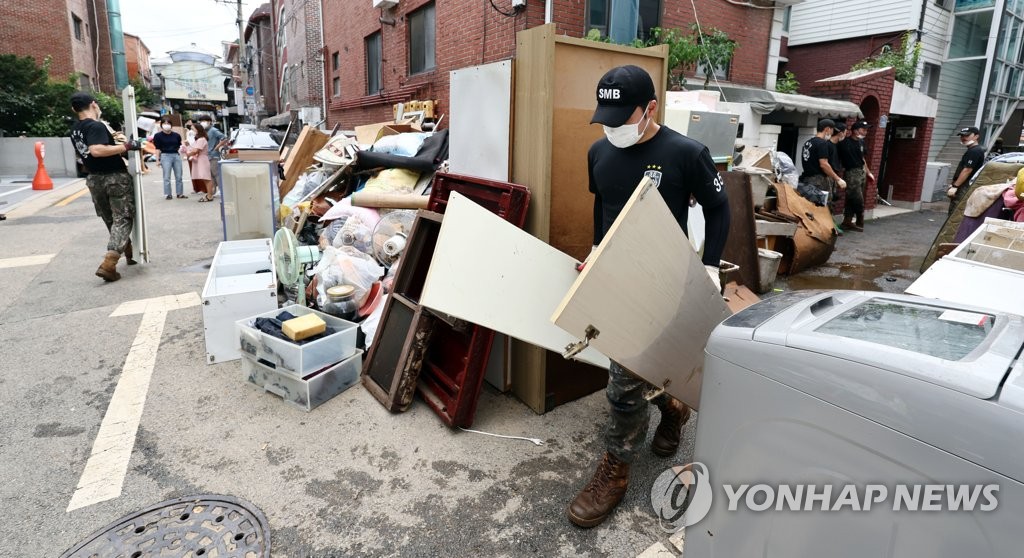 폭우 휩쓴 골목마다 쓰레기 산더미…처리는 막막