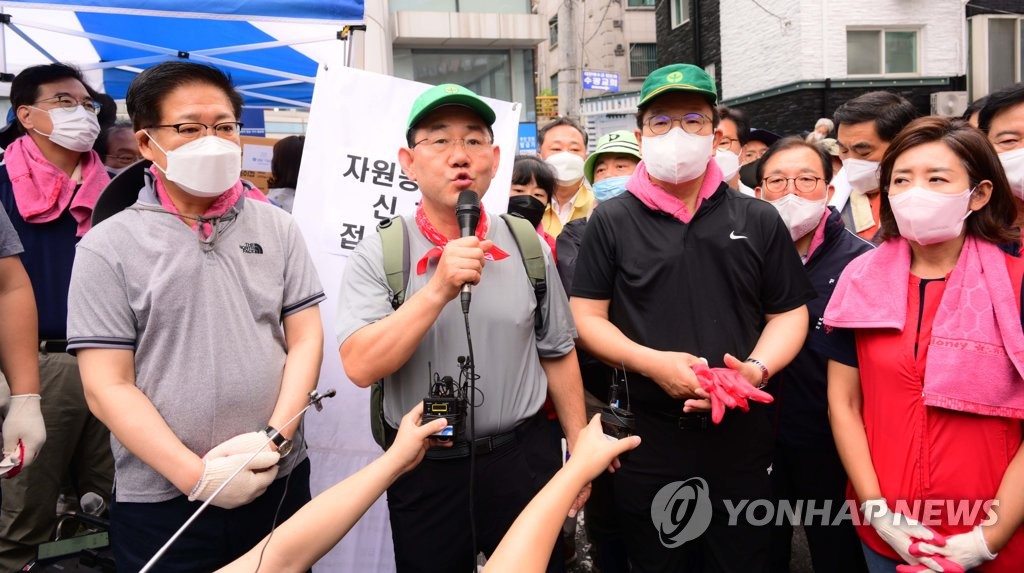 새마을모자 쓰고 수해 복구현장 찾은 與 '투톱'…"농담도 금지"