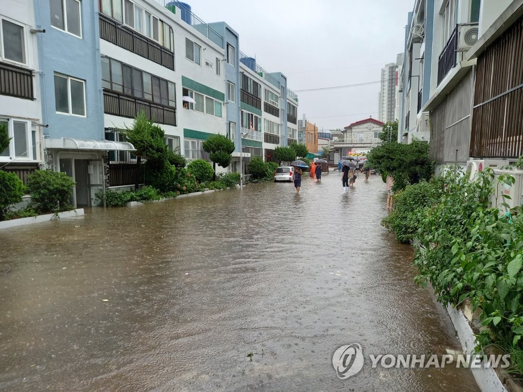 [집중호우] 충청·남부지방에도 '물폭탄'…주택·도로 침수 속출