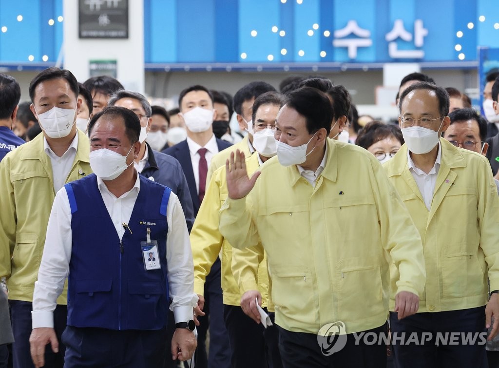 尹 "해양 신산업, 국가전략산업 육성…수산물 물가안정 최선"