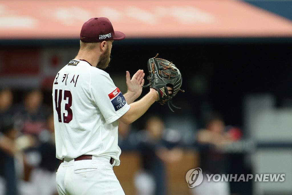 반즈 10승 역투에 신용수 단독 홈스틸…롯데, 연이틀 키움 격파