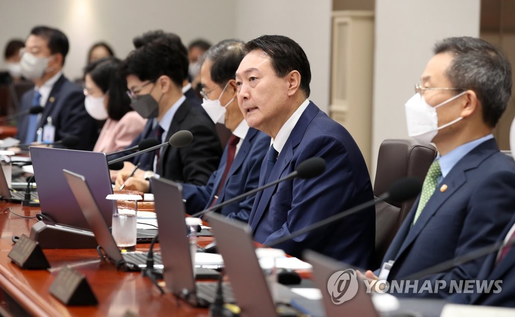 지지율 부담 속 '정치인 일괄배제' 尹, 첫 특사서 '민생' 방점