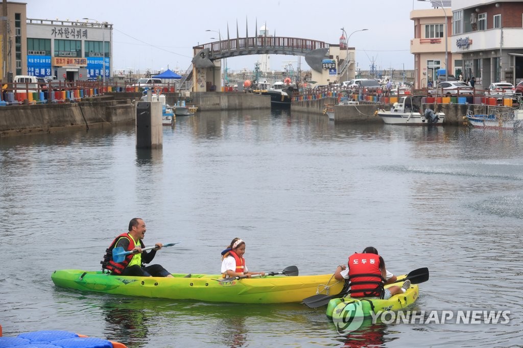 "18도 용천수로 더위 날려요"…제주 도두 오래물 축제 개막