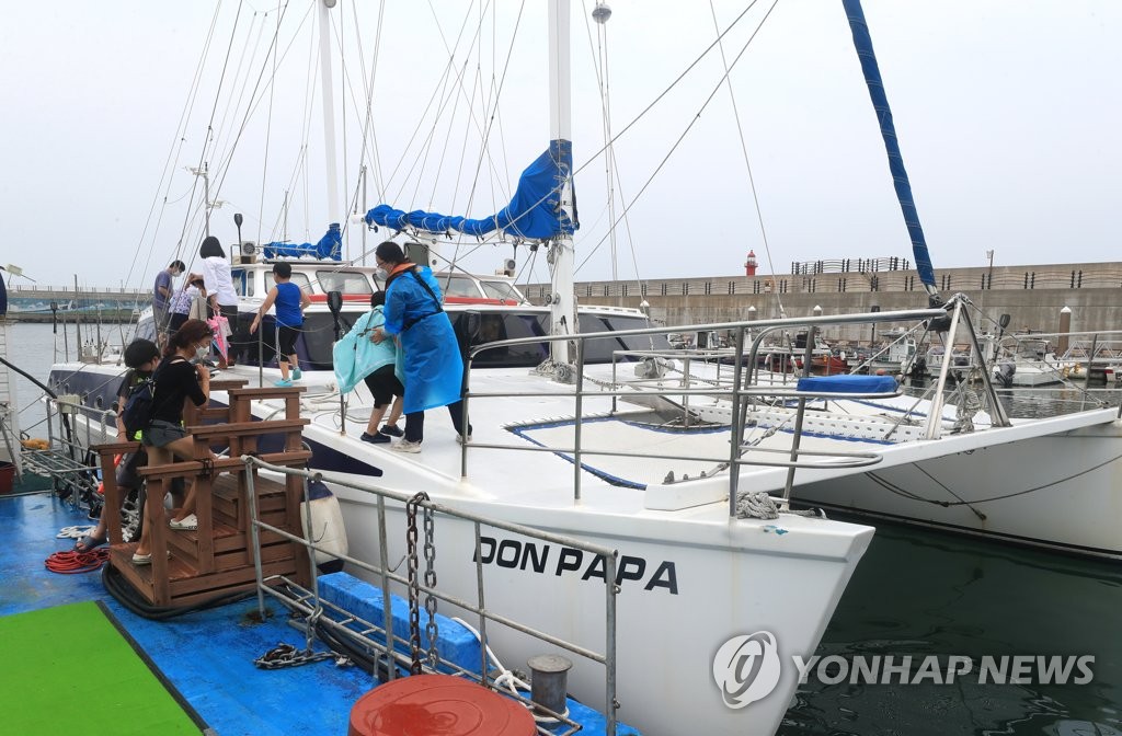 "18도 용천수로 더위 날려요"…제주 도두 오래물 축제 개막