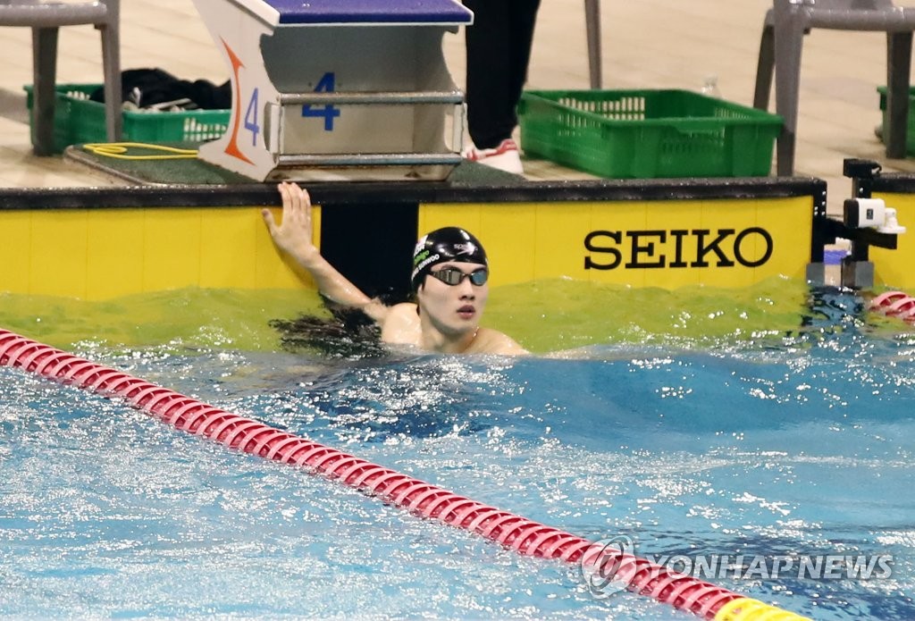 황선우, 접영 100ｍ서도 한국기록 보유자 제치고 1위(종합)