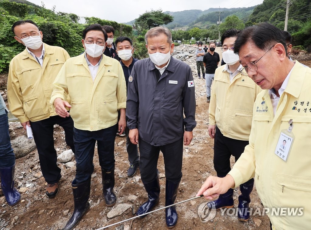 '노란 민방위복' 바뀐다…이상민 장관 입은 남색점퍼 눈길