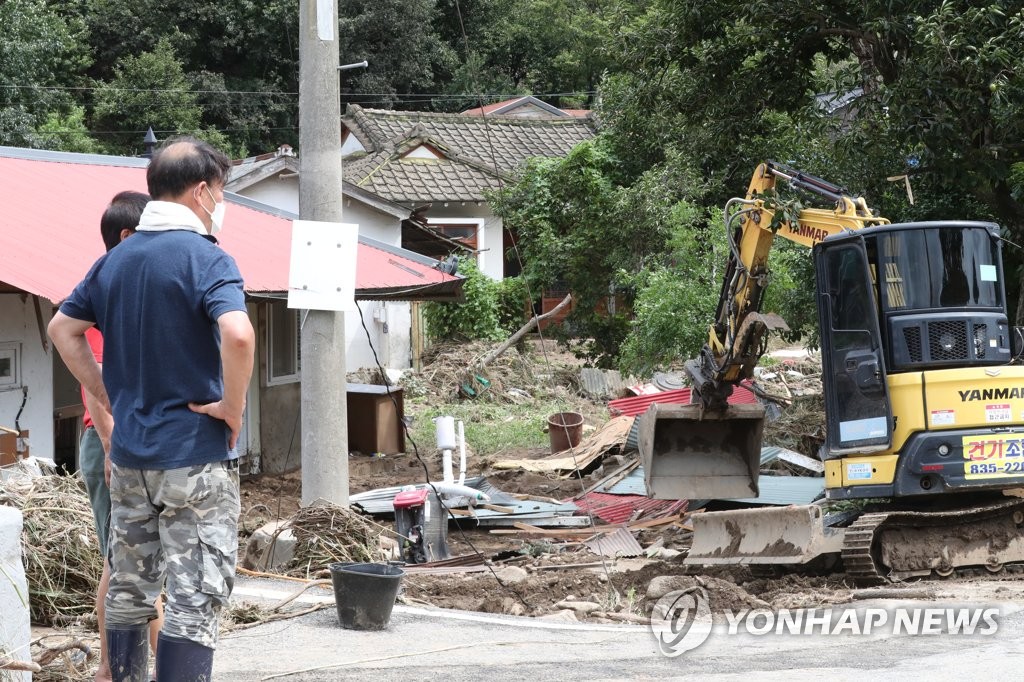 충남·경기 수해복구 구슬땀…관광지는 피서객 북새통