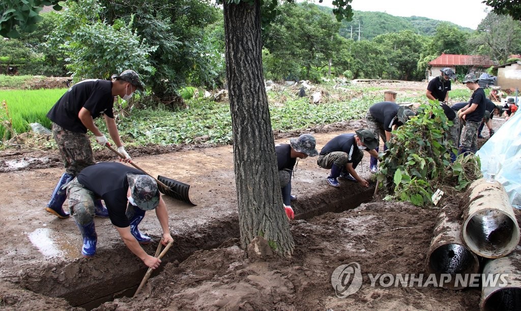 충남·경기 수해복구 구슬땀…관광지는 피서객 북새통