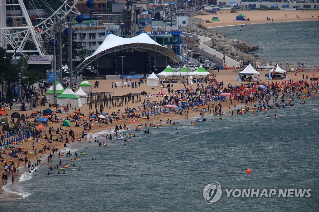 충남·경기 수해복구 구슬땀…관광지는 피서객 북새통