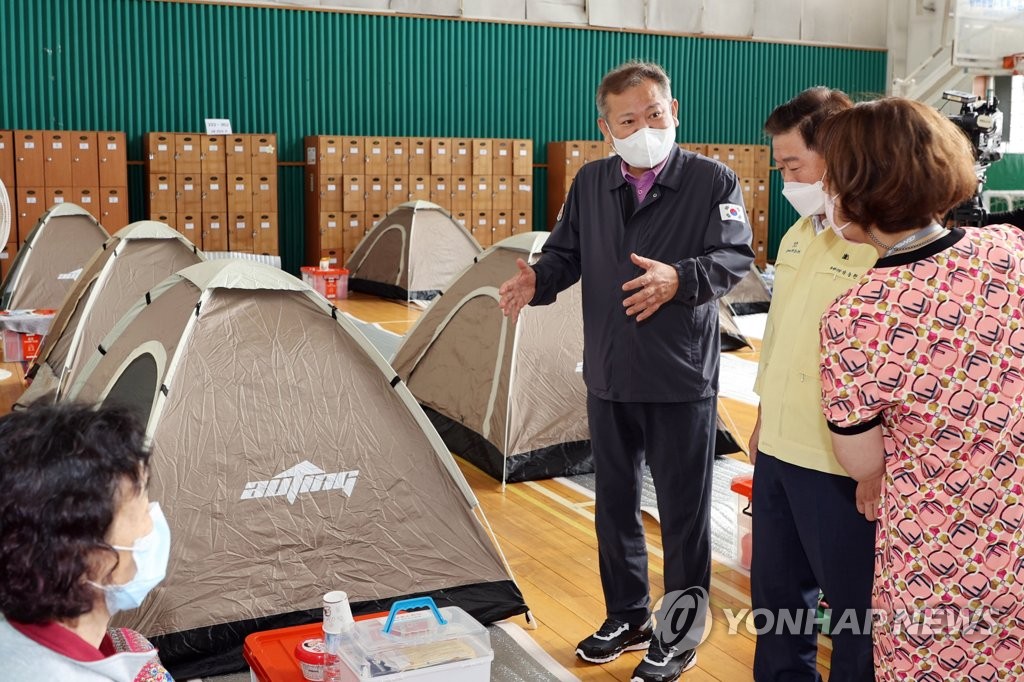 기록적 폭우에 집 잃은 이재민들, 코로나19 확산에 이중고