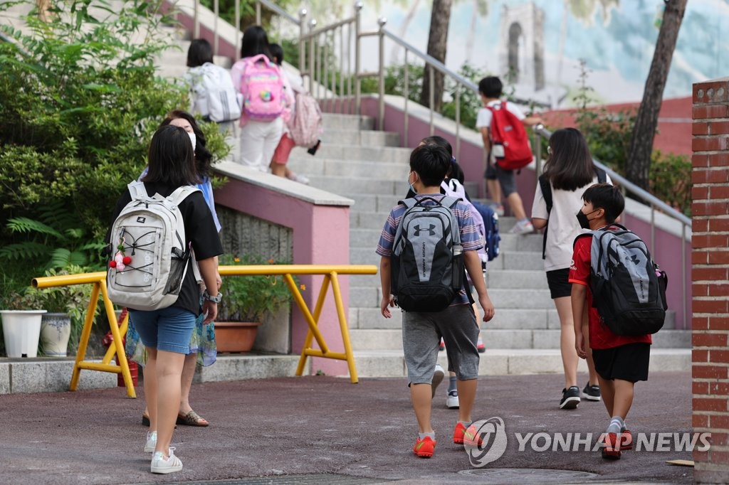 충북 학생 둘 중 하나 코로나19 감염…"개학 후 다시 확산"