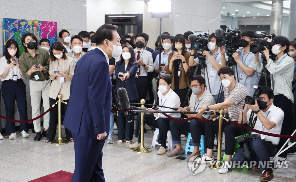 尹대통령 "국민 말씀 세밀하게 챙기고 받들겠다"