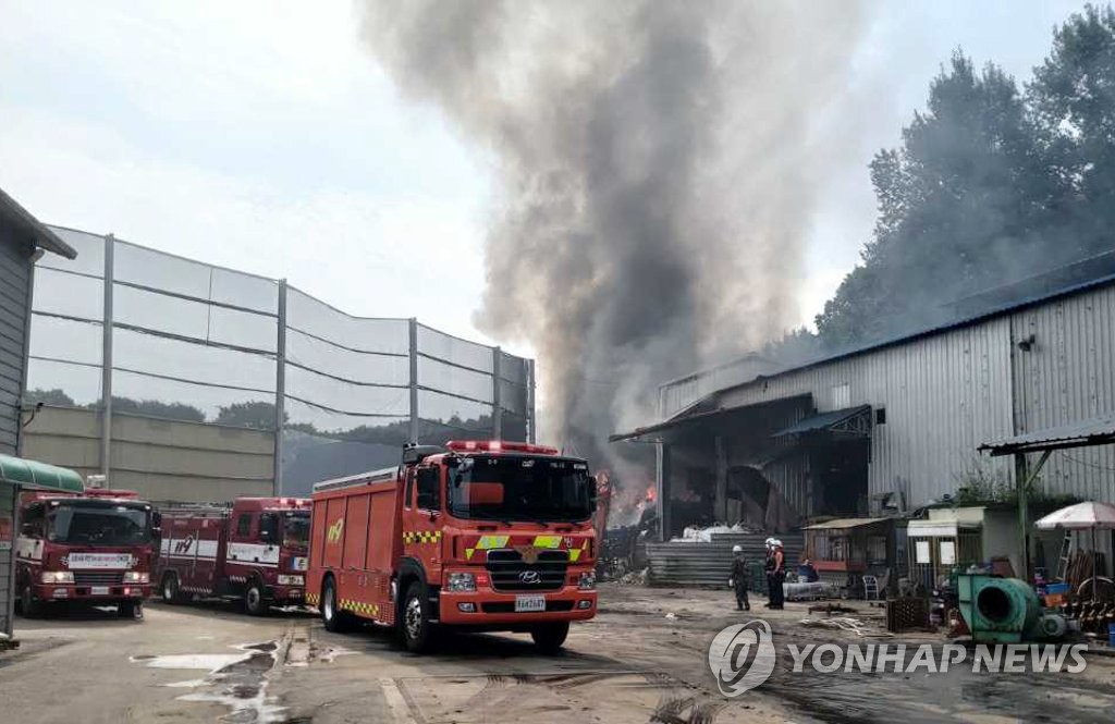 원주 폐기물 야적장 화재 6시간 만에 진화…인명피해 없어