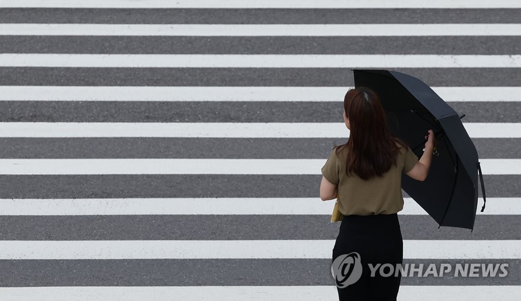 전국 흐리고 중부지방 빗방울…낮 최고기온 30도