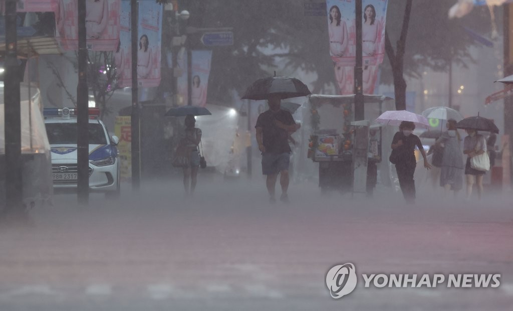 동쪽 퍼붓고 서쪽 쏟아내고…서울 퇴근길 막은 국지성 폭우