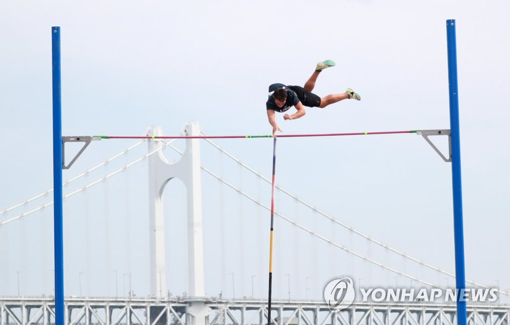 신고·모로타, 부산 국제장대높이뛰기 남녀 일반부 우승(종합)