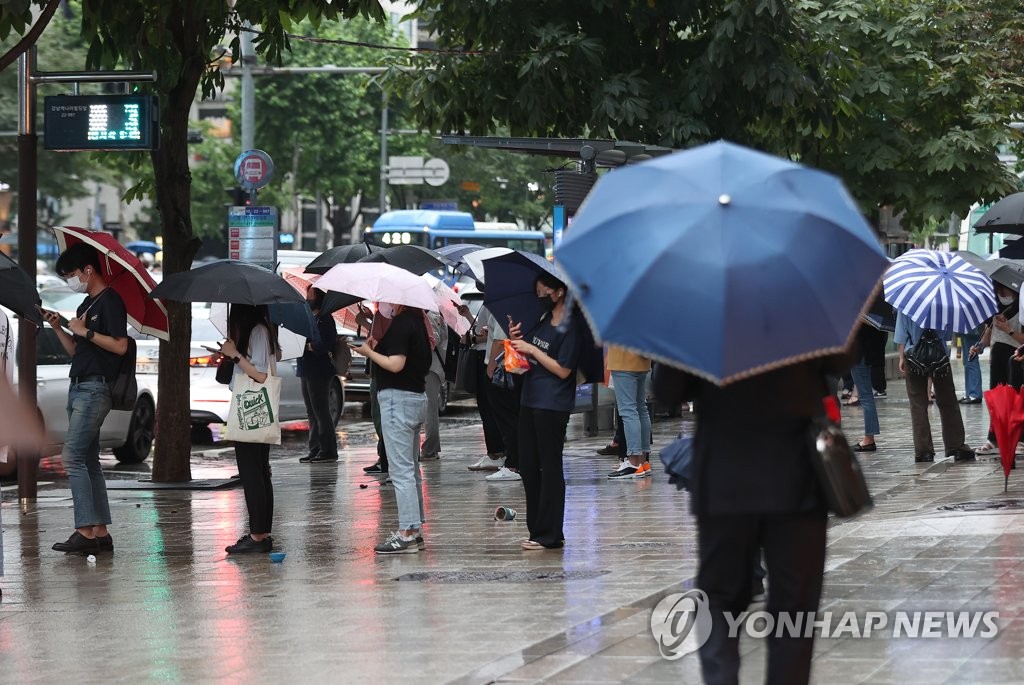 동쪽 퍼붓고 서쪽 쏟아내고…서울 퇴근길 막은 국지성 폭우