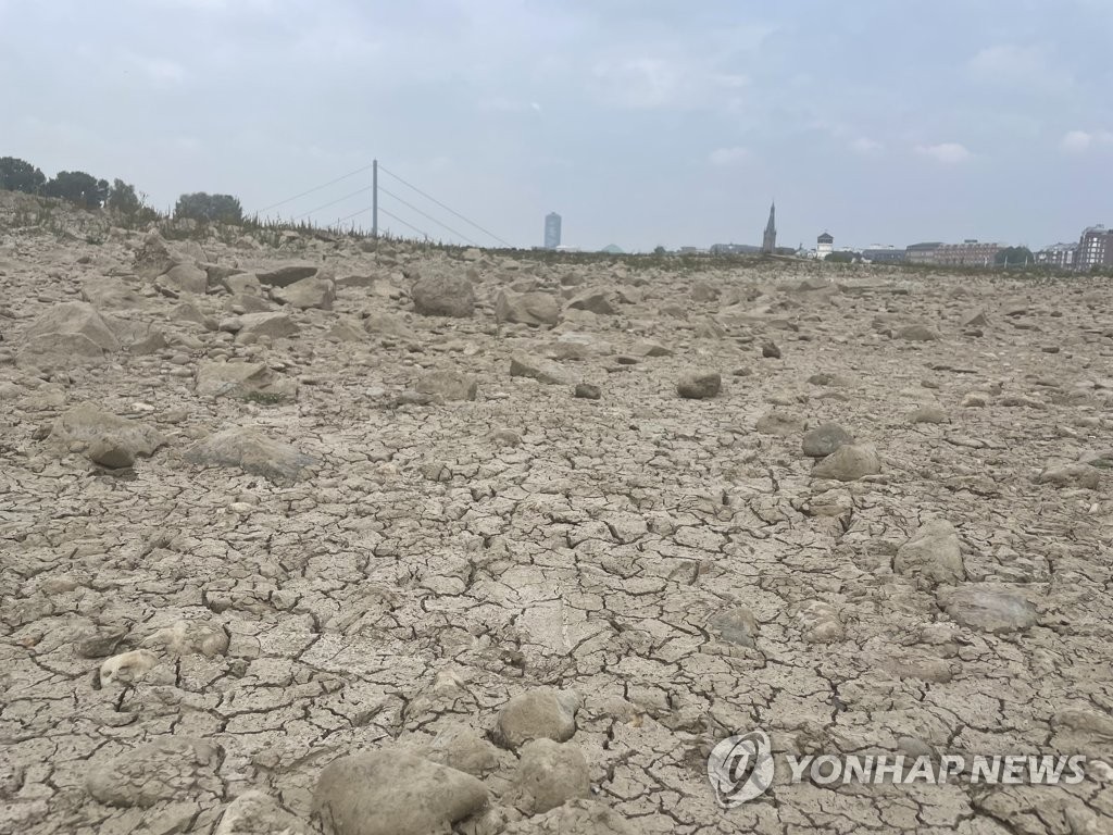 "메마른 강물에 멈춰선 배"…최악 가뭄에 유럽 리버크루즈 차질