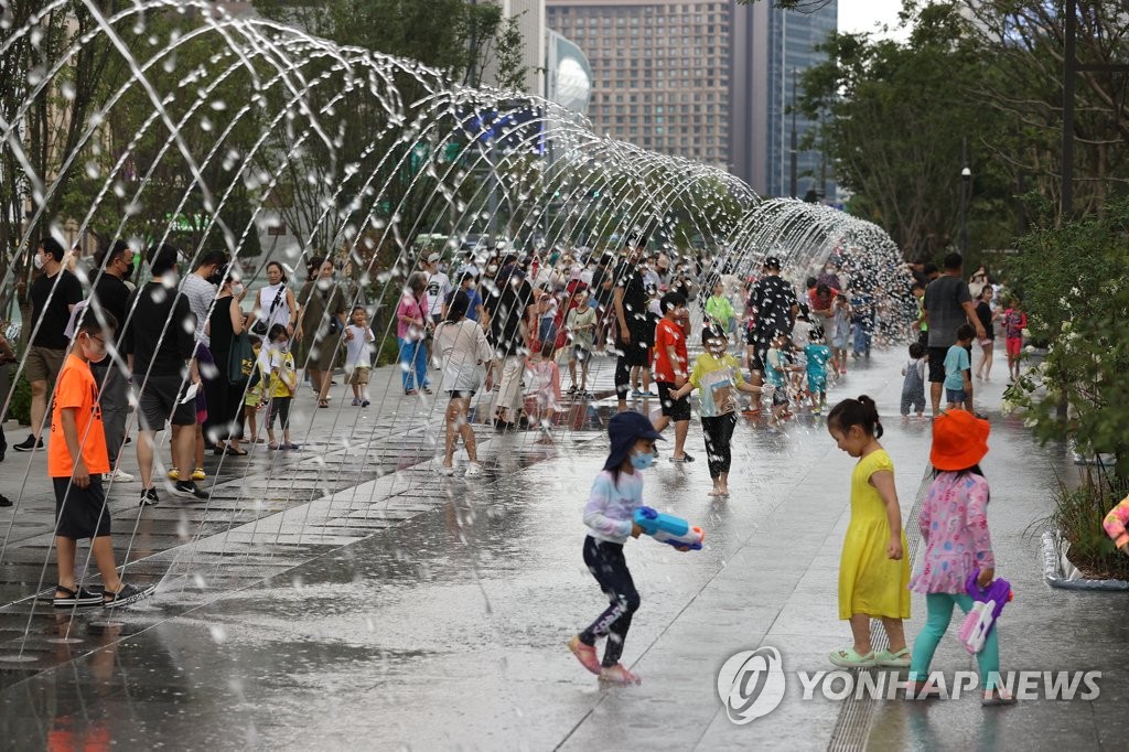 내륙·제주 체감온도 33도까지 올라…밤부터 곳곳 비