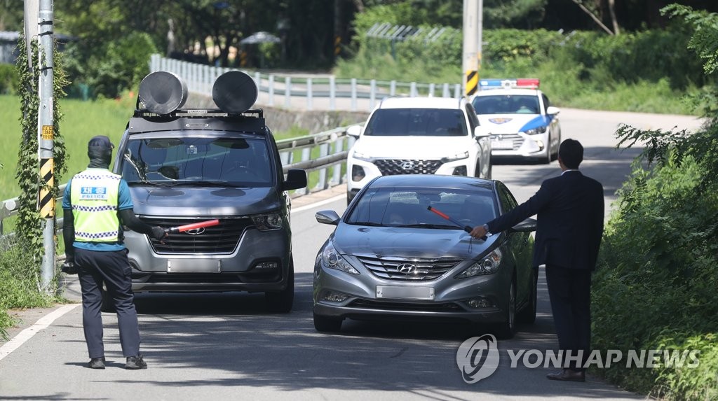 文 평산마을 경호 강화에 평온…욕설·소음 대신 매미소리(종합)