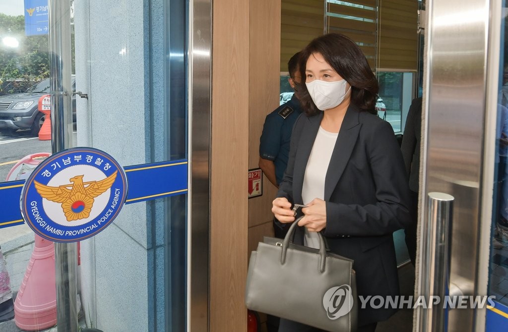 김혜경 '법카 의혹' 조사 마치고 출석 5시간 만에 귀가