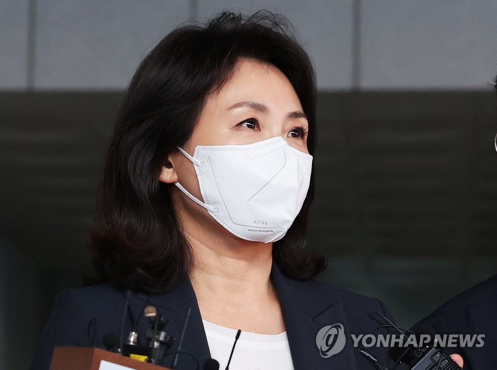 김혜경 '법카 유용 의혹' 핵심 배모씨 구속심사 출석…묵묵부답(종합)