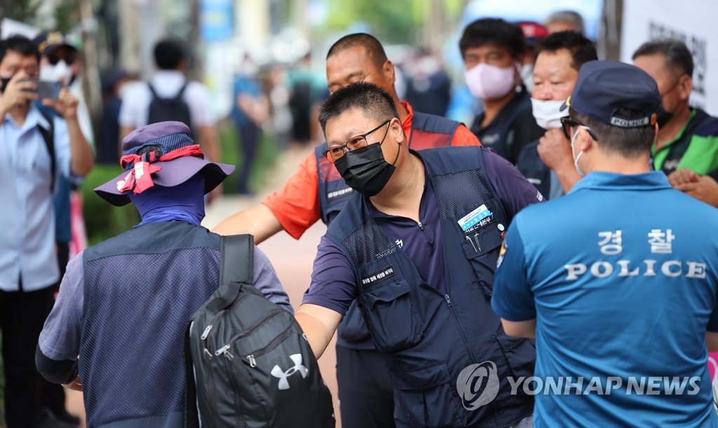 화물연대, 하이트진로 로비 농성 8일 만에 해제