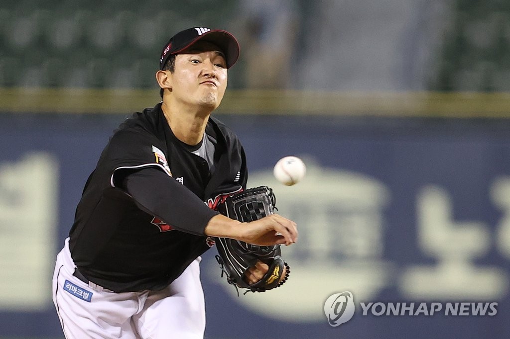 kt 이강철 감독 "고영표 완봉 준비했는데…초구에 홈런"